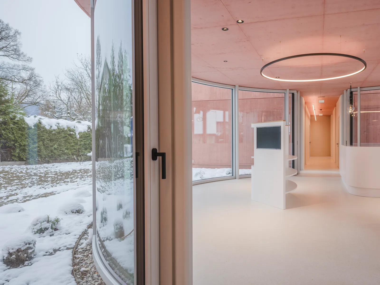 Sala d'attesa di struttura sanitaria con arredi igienici in HPL