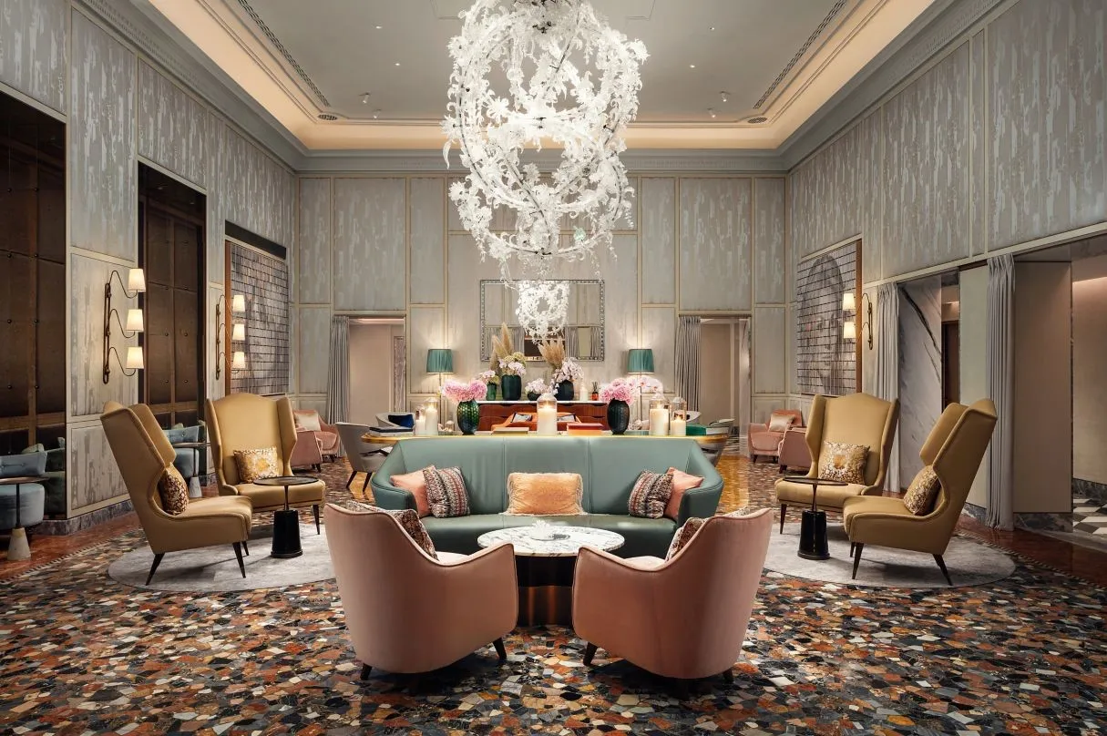 Lounge di hotel con arredi contract in laminato HPL