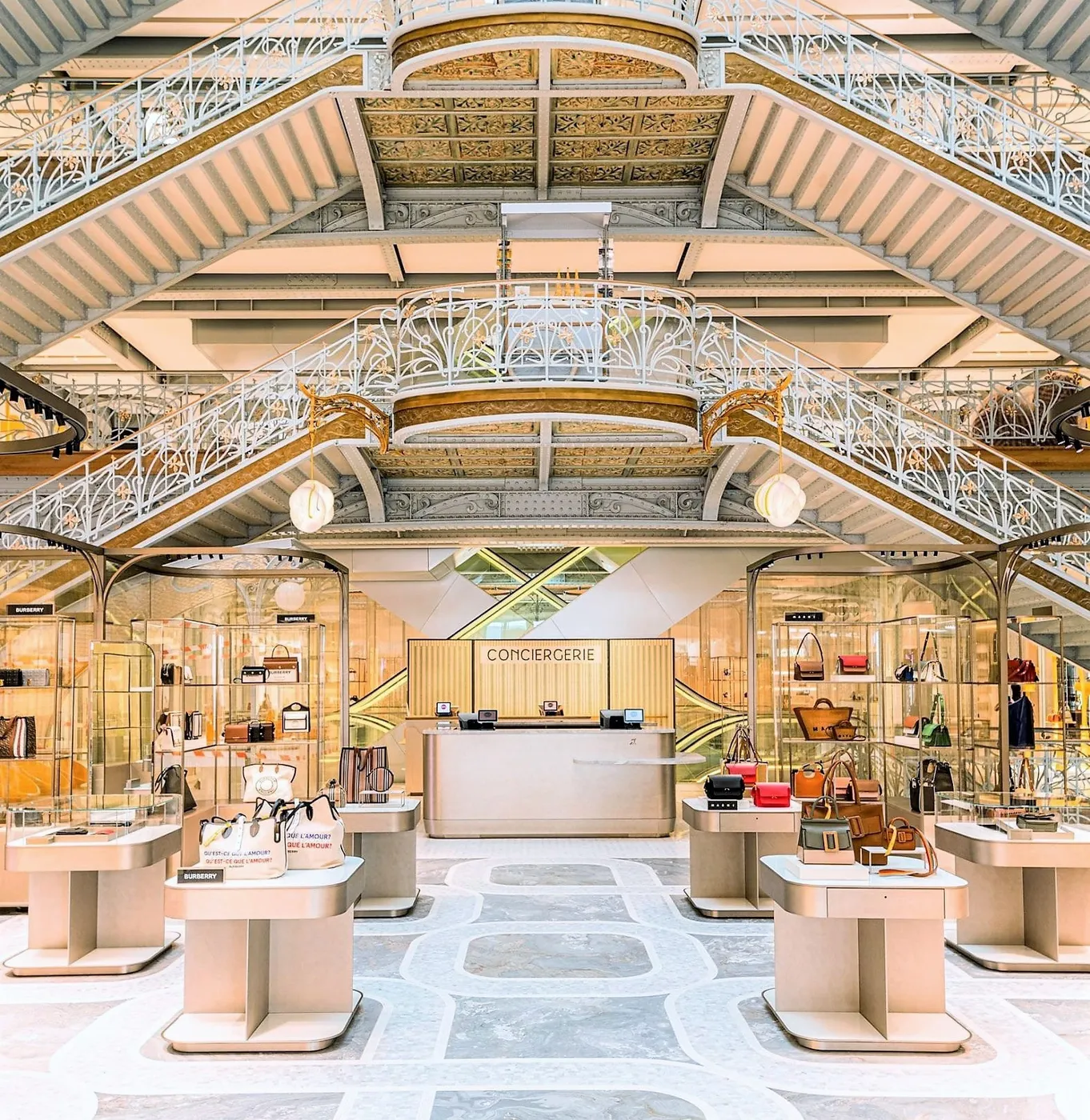 Interno di boutique con allestimento retail su misura