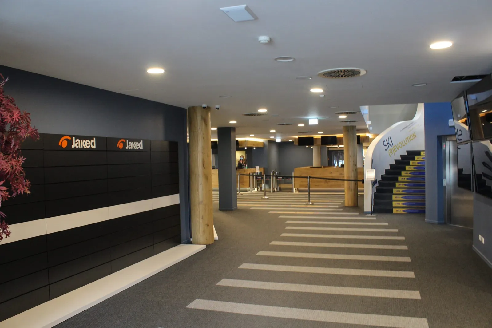 Spogliatoio con cabine e divisori in laminato compatto HPL